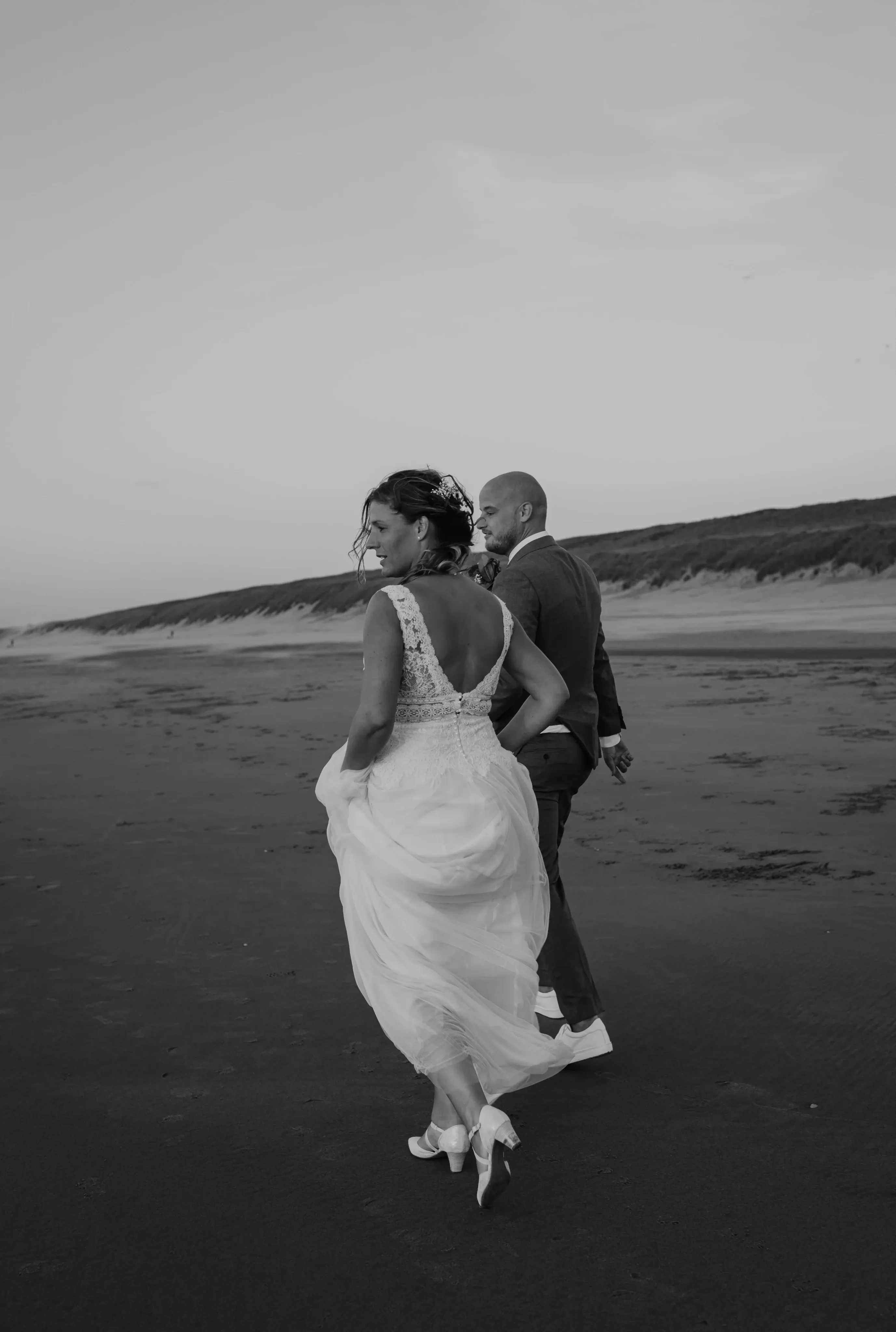 Bruiloftfotografie - Romantische bruidspaar op het strand